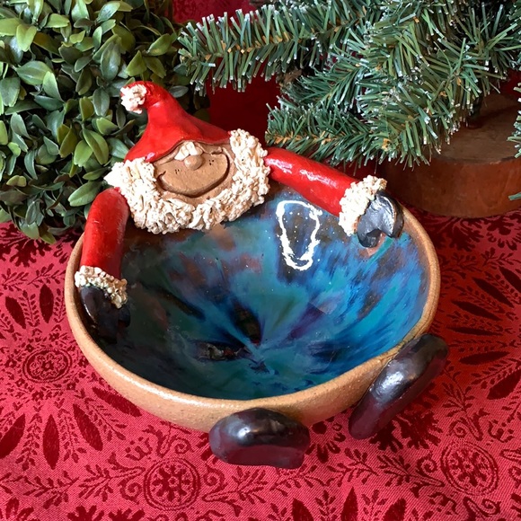 Whimsical signed BILL HICKS handmade glazed pottery Santa bowl - Picture 1 of 9